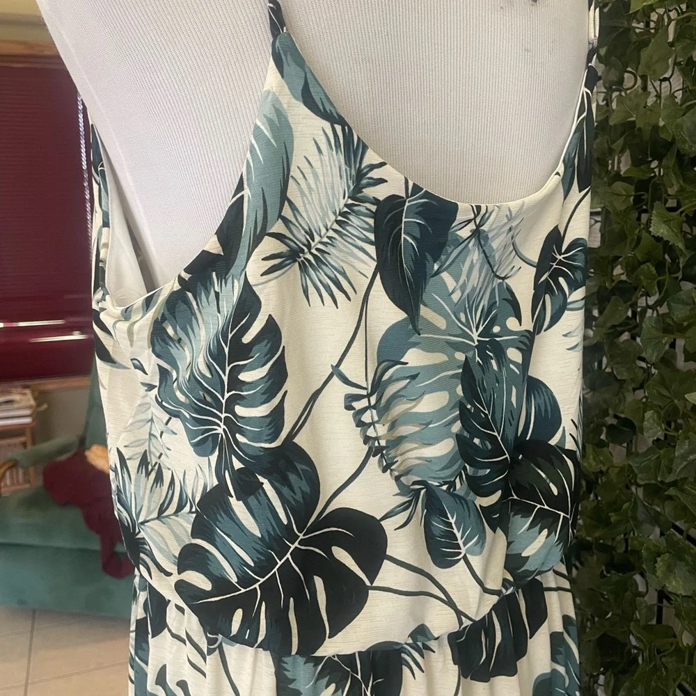 Sleeveless Tropical Leaf Maxi Dress in Ivory and Green
